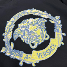 Versace2026春夏新品的经典款重工刺绣美杜莎图案短袖T恤;核心设计亮点在于胸前的美杜莎头像刺绣图案,整体 Versace2026春夏新品的经典款重工刺绣美杜莎图案短袖T恤;核心设计亮点在于胸前的美杜莎头像刺绣图案,整体
