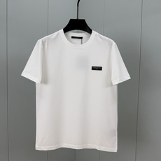 LOUIS VUITT*N.路易*登 SS26夏季新品皮革徽章贴饰短袖T恤,正面饰路易威登威登巴黎英文字样皮革贴饰点缀, LOUIS VUITT*N.路易*登 SS26夏季新品皮革徽章贴饰短袖T恤,正面饰路易威登威登巴黎英文字样皮革贴饰点缀,