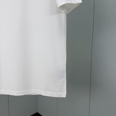 LOUIS VUITT*N.路易*登 SS26夏季新品皮革徽章贴饰短袖T恤,正面饰路易威登威登巴黎英文字样皮革贴饰点缀, LOUIS VUITT*N.路易*登 SS26夏季新品皮革徽章贴饰短袖T恤,正面饰路易威登威登巴黎英文字样皮革贴饰点缀,