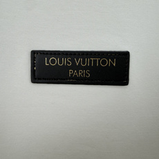 LOUIS VUITT*N.路易*登 SS26夏季新品皮革徽章贴饰短袖T恤,正面饰路易威登威登巴黎英文字样皮革贴饰点缀, LOUIS VUITT*N.路易*登 SS26夏季新品皮革徽章贴饰短袖T恤,正面饰路易威登威登巴黎英文字样皮革贴饰点缀,