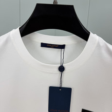 LOUIS VUITT*N.路易*登 SS26夏季新品皮革徽章贴饰短袖T恤,正面饰路易威登威登巴黎英文字样皮革贴饰点缀, LOUIS VUITT*N.路易*登 SS26夏季新品皮革徽章贴饰短袖T恤,正面饰路易威登威登巴黎英文字样皮革贴饰点缀,