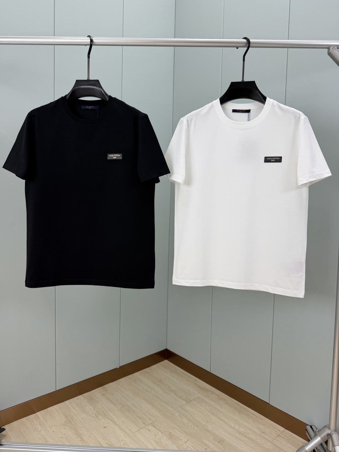 LOUIS VUITT*N.路易*登 SS26夏季新品皮革徽章贴饰短袖T恤,正面饰路易威登威登巴黎英文字样皮革贴饰点缀, LOUIS VUITT*N.路易*登 SS26夏季新品皮革徽章贴饰短袖T恤,正面饰路易威登威登巴黎英文字样皮革贴饰点缀,