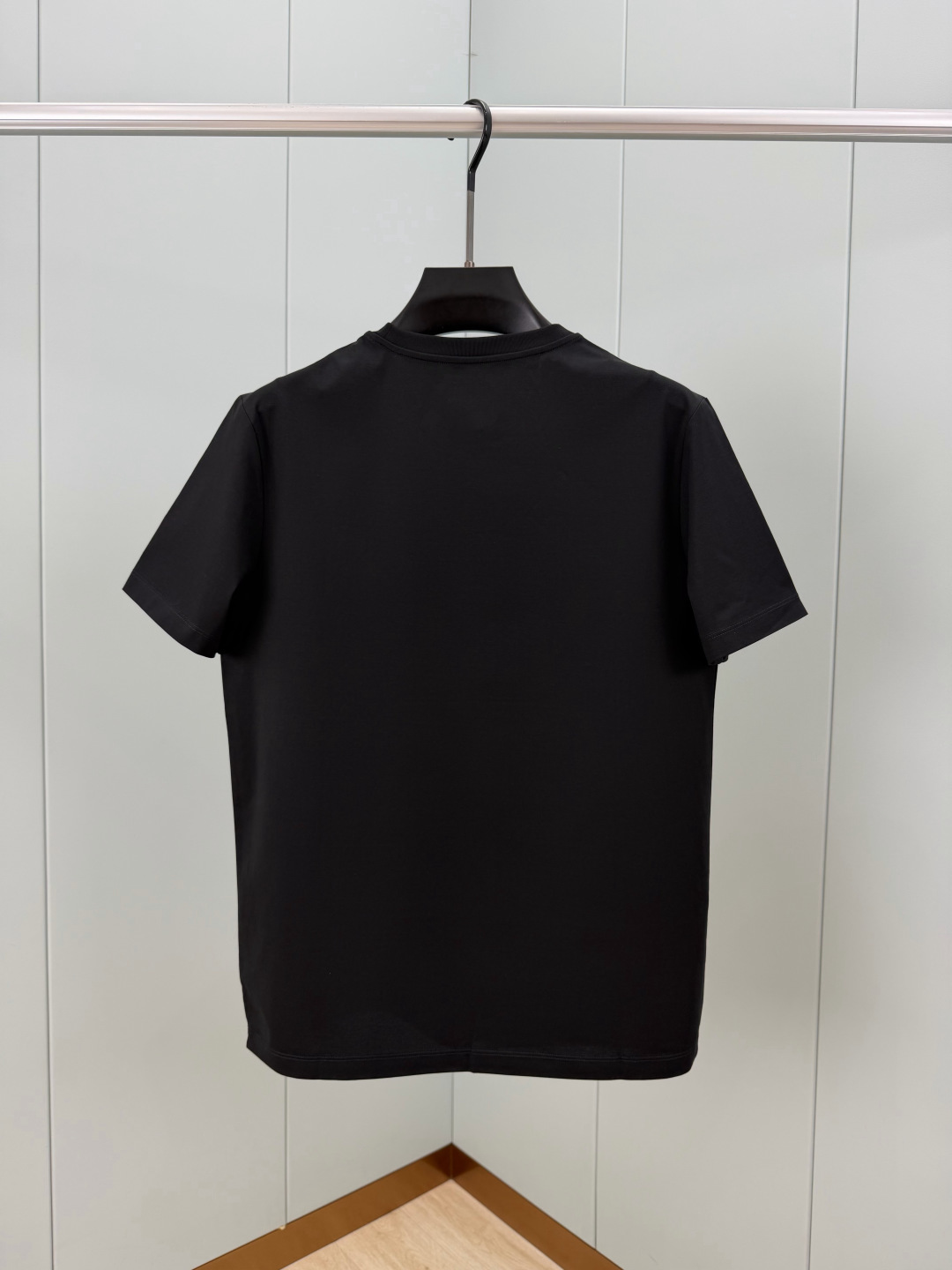 LOUIS VUITT*N.路易*登 SS26夏季新品皮革徽章贴饰短袖T恤,正面饰路易威登威登巴黎英文字样皮革贴饰点缀, LOUIS VUITT*N.路易*登 SS26夏季新品皮革徽章贴饰短袖T恤,正面饰路易威登威登巴黎英文字样皮革贴饰点缀,