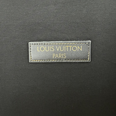 LOUIS VUITT*N.路易*登 SS26夏季新品皮革徽章贴饰短袖T恤,正面饰路易威登威登巴黎英文字样皮革贴饰点缀, LOUIS VUITT*N.路易*登 SS26夏季新品皮革徽章贴饰短袖T恤,正面饰路易威登威登巴黎英文字样皮革贴饰点缀,