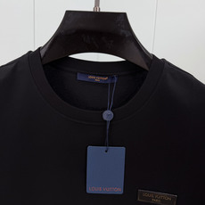 LOUIS VUITT*N.路易*登 SS26夏季新品皮革徽章贴饰短袖T恤,正面饰路易威登威登巴黎英文字样皮革贴饰点缀, LOUIS VUITT*N.路易*登 SS26夏季新品皮革徽章贴饰短袖T恤,正面饰路易威登威登巴黎英文字样皮革贴饰点缀,