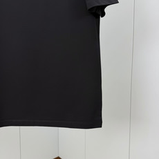 LOUIS VUITT*N.路易*登 SS26夏季新品皮革徽章贴饰短袖T恤,正面饰路易威登威登巴黎英文字样皮革贴饰点缀, LOUIS VUITT*N.路易*登 SS26夏季新品皮革徽章贴饰短袖T恤,正面饰路易威登威登巴黎英文字样皮革贴饰点缀,