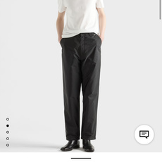 Prada.普拉达 SS26春夏新品立体字母标识短袖T恤,正面胸前左侧饰简约撞色立体字母徽标logo点缀,极简百搭,采用 Prada.普拉达 SS26春夏新品立体字母标识短袖T恤,正面胸前左侧饰简约撞色立体字母徽标logo点缀,极简百搭,采用