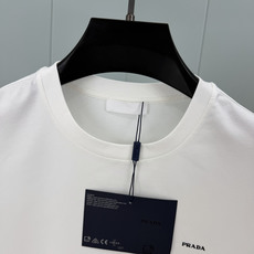 Prada.普拉达 SS26春夏新品立体字母标识短袖T恤,正面胸前左侧饰简约撞色立体字母徽标logo点缀,极简百搭,采用 Prada.普拉达 SS26春夏新品立体字母标识短袖T恤,正面胸前左侧饰简约撞色立体字母徽标logo点缀,极简百搭,采用