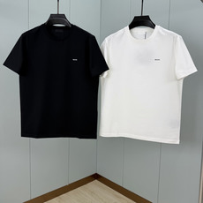 Prada.普拉达 SS26春夏新品立体字母标识短袖T恤,正面胸前左侧饰简约撞色立体字母徽标logo点缀,极简百搭,采用 Prada.普拉达 SS26春夏新品立体字母标识短袖T恤,正面胸前左侧饰简约撞色立体字母徽标logo点缀,极简百搭,采用