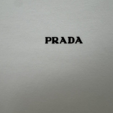 Prada.普拉达 SS26春夏新品立体字母标识短袖T恤,正面胸前左侧饰简约撞色立体字母徽标logo点缀,极简百搭,采用 Prada.普拉达 SS26春夏新品立体字母标识短袖T恤,正面胸前左侧饰简约撞色立体字母徽标logo点缀,极简百搭,采用