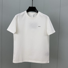Prada.普拉达 SS26春夏新品立体字母标识短袖T恤,正面胸前左侧饰简约撞色立体字母徽标logo点缀,极简百搭,采用 Prada.普拉达 SS26春夏新品立体字母标识短袖T恤,正面胸前左侧饰简约撞色立体字母徽标logo点缀,极简百搭,采用