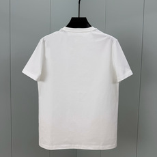 Prada.普拉达 SS26春夏新品立体字母标识短袖T恤,正面胸前左侧饰简约撞色立体字母徽标logo点缀,极简百搭,采用 Prada.普拉达 SS26春夏新品立体字母标识短袖T恤,正面胸前左侧饰简约撞色立体字母徽标logo点缀,极简百搭,采用