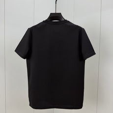 Prada.普拉达 SS26春夏新品立体字母标识短袖T恤,正面胸前左侧饰简约撞色立体字母徽标logo点缀,极简百搭,采用 Prada.普拉达 SS26春夏新品立体字母标识短袖T恤,正面胸前左侧饰简约撞色立体字母徽标logo点缀,极简百搭,采用
