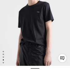 Prada.普拉达 SS26春夏新品立体字母标识短袖T恤,正面胸前左侧饰简约撞色立体字母徽标logo点缀,极简百搭,采用 Prada.普拉达 SS26春夏新品立体字母标识短袖T恤,正面胸前左侧饰简约撞色立体字母徽标logo点缀,极简百搭,采用