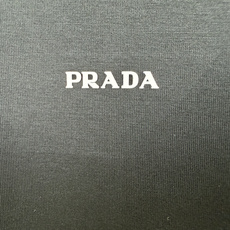 Prada.普拉达 SS26春夏新品立体字母标识短袖T恤,正面胸前左侧饰简约撞色立体字母徽标logo点缀,极简百搭,采用 Prada.普拉达 SS26春夏新品立体字母标识短袖T恤,正面胸前左侧饰简约撞色立体字母徽标logo点缀,极简百搭,采用