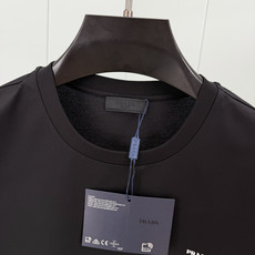 Prada.普拉达 SS26春夏新品立体字母标识短袖T恤,正面胸前左侧饰简约撞色立体字母徽标logo点缀,极简百搭,采用 Prada.普拉达 SS26春夏新品立体字母标识短袖T恤,正面胸前左侧饰简约撞色立体字母徽标logo点缀,极简百搭,采用