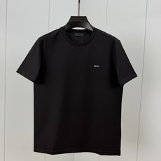 Prada.普拉达 SS26春夏新品立体字母标识短袖T恤,正面胸前左侧饰简约撞色立体字母徽标logo点缀,极简百搭,采用 Prada.普拉达 SS26春夏新品立体字母标识短袖T恤,正面胸前左侧饰简约撞色立体字母徽标logo点缀,极简百搭,采用