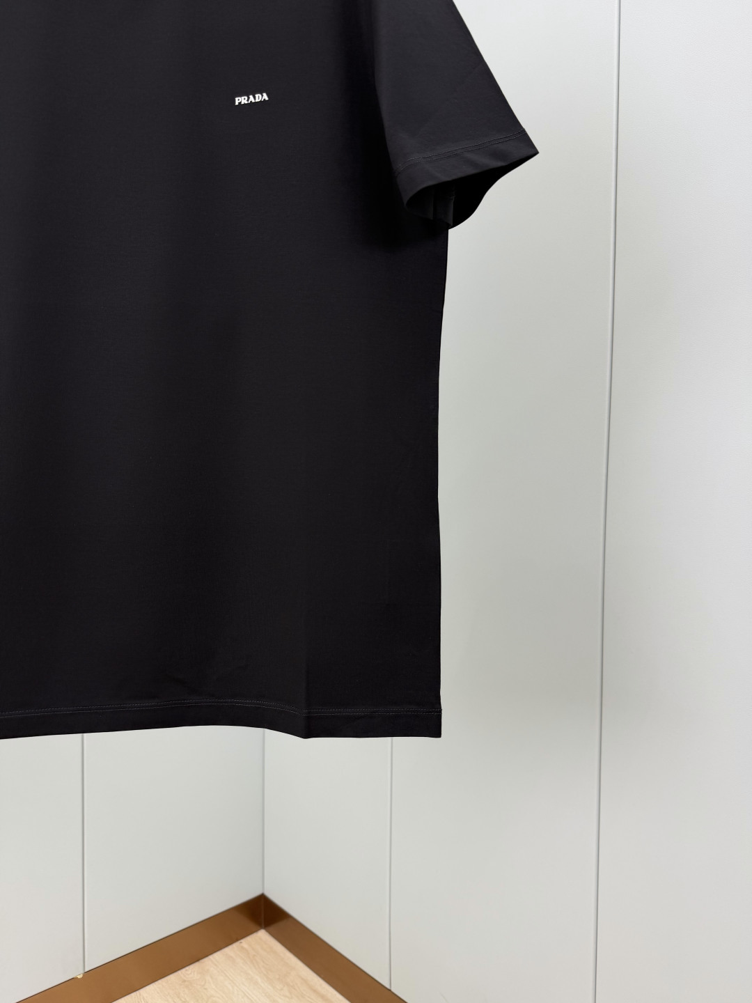 Prada.普拉达 SS26春夏新品立体字母标识短袖T恤,正面胸前左侧饰简约撞色立体字母徽标logo点缀,极简百搭,采用 Prada.普拉达 SS26春夏新品立体字母标识短袖T恤,正面胸前左侧饰简约撞色立体字母徽标logo点缀,极简百搭,采用