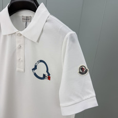 Moncler.蒙口 SS26夏季印花logo标识Polo衫,以新季元素形式呈现,正面纽扣开合,饰有轮廓印花标识和法式红 Moncler.蒙口 SS26夏季印花logo标识Polo衫,以新季元素形式呈现,正面纽扣开合,饰有轮廓印花标识和法式红