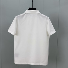 Moncler.蒙口 SS26夏季印花logo标识Polo衫,以新季元素形式呈现,正面纽扣开合,饰有轮廓印花标识和法式红 Moncler.蒙口 SS26夏季印花logo标识Polo衫,以新季元素形式呈现,正面纽扣开合,饰有轮廓印花标识和法式红