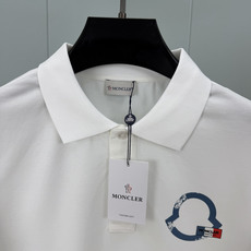 Moncler.蒙口 SS26夏季印花logo标识Polo衫,以新季元素形式呈现,正面纽扣开合,饰有轮廓印花标识和法式红 Moncler.蒙口 SS26夏季印花logo标识Polo衫,以新季元素形式呈现,正面纽扣开合,饰有轮廓印花标识和法式红