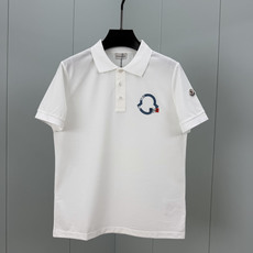 Moncler.蒙口 SS26夏季印花logo标识Polo衫,以新季元素形式呈现,正面纽扣开合,饰有轮廓印花标识和法式红 Moncler.蒙口 SS26夏季印花logo标识Polo衫,以新季元素形式呈现,正面纽扣开合,饰有轮廓印花标识和法式红