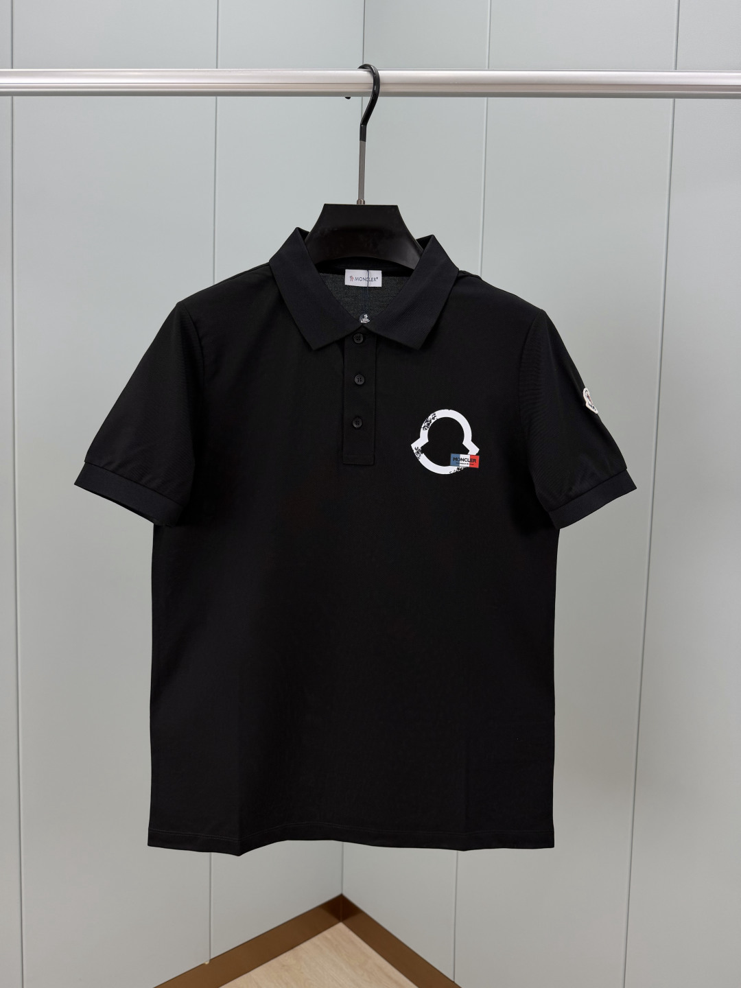 Moncler.蒙口 SS26夏季印花logo标识Polo衫,以新季元素形式呈现,正面纽扣开合,饰有轮廓印花标识和法式红 Moncler.蒙口 SS26夏季印花logo标识Polo衫,以新季元素形式呈现,正面纽扣开合,饰有轮廓印花标识和法式红
