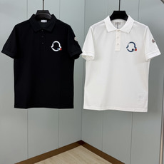 Moncler.蒙口 SS26夏季印花logo标识Polo衫,以新季元素形式呈现,正面纽扣开合,饰有轮廓印花标识和法式红 Moncler.蒙口 SS26夏季印花logo标识Polo衫,以新季元素形式呈现,正面纽扣开合,饰有轮廓印花标识和法式红