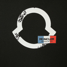 Moncler.蒙口 SS26夏季印花logo标识Polo衫,以新季元素形式呈现,正面纽扣开合,饰有轮廓印花标识和法式红 Moncler.蒙口 SS26夏季印花logo标识Polo衫,以新季元素形式呈现,正面纽扣开合,饰有轮廓印花标识和法式红