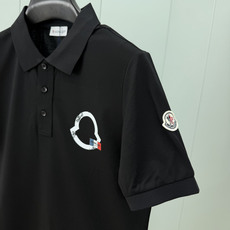 Moncler.蒙口 SS26夏季印花logo标识Polo衫,以新季元素形式呈现,正面纽扣开合,饰有轮廓印花标识和法式红 Moncler.蒙口 SS26夏季印花logo标识Polo衫,以新季元素形式呈现,正面纽扣开合,饰有轮廓印花标识和法式红