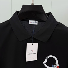 Moncler.蒙口 SS26夏季印花logo标识Polo衫,以新季元素形式呈现,正面纽扣开合,饰有轮廓印花标识和法式红 Moncler.蒙口 SS26夏季印花logo标识Polo衫,以新季元素形式呈现,正面纽扣开合,饰有轮廓印花标识和法式红