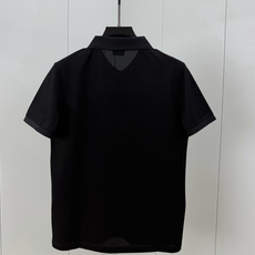 Moncler.蒙口 SS26夏季印花logo标识Polo衫,以新季元素形式呈现,正面纽扣开合,饰有轮廓印花标识和法式红 Moncler.蒙口 SS26夏季印花logo标识Polo衫,以新季元素形式呈现,正面纽扣开合,饰有轮廓印花标识和法式红