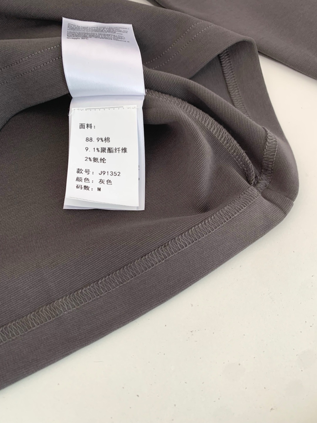 FF2026秋冬必备长袖T恤圆领打底衫 精选高支棉混纺面料入手便知非常柔软,上身亲肤感 极好!!面料舒适透气修身显 瘦的 FF2026秋冬必备长袖T恤圆领打底衫 精选高支棉混纺面料入手便知非常柔软,上身亲肤感 极好!!面料舒适透气修身显 瘦的