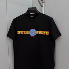 Versace.范思哲 FW26新品Medusa Greca印花莫代尔棉短袖T恤,正面胸前饰有新季元素Greca和Med Versace.范思哲 FW26新品Medusa Greca印花莫代尔棉短袖T恤,正面胸前饰有新季元素Greca和Med