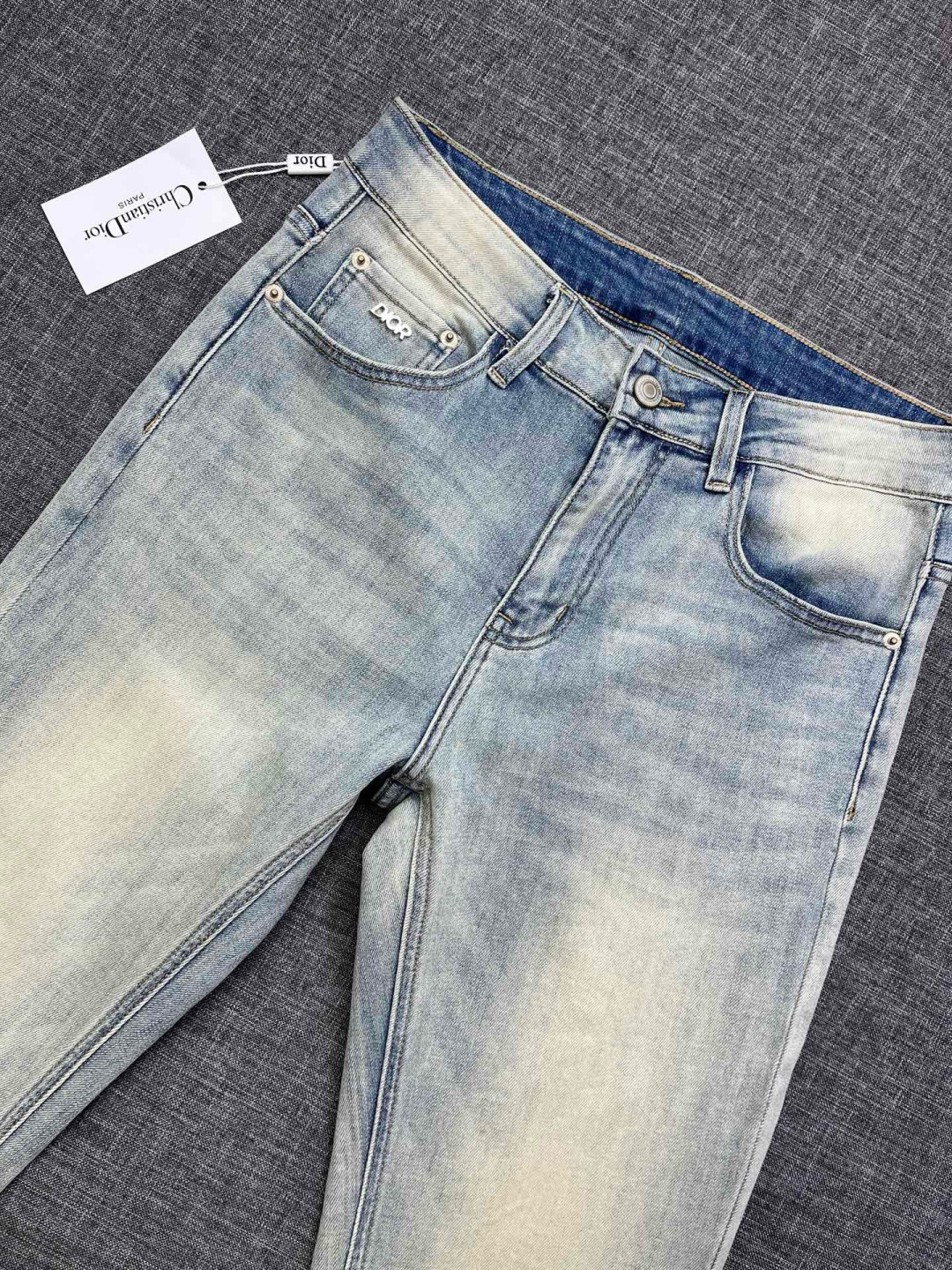 Dior 迪奥家新款牛仔裤 高档大气，富有时尚元素  原单牛仔裤 百年奢侈品牌，极具英国传统高贵的设计风格，赢取无数人的