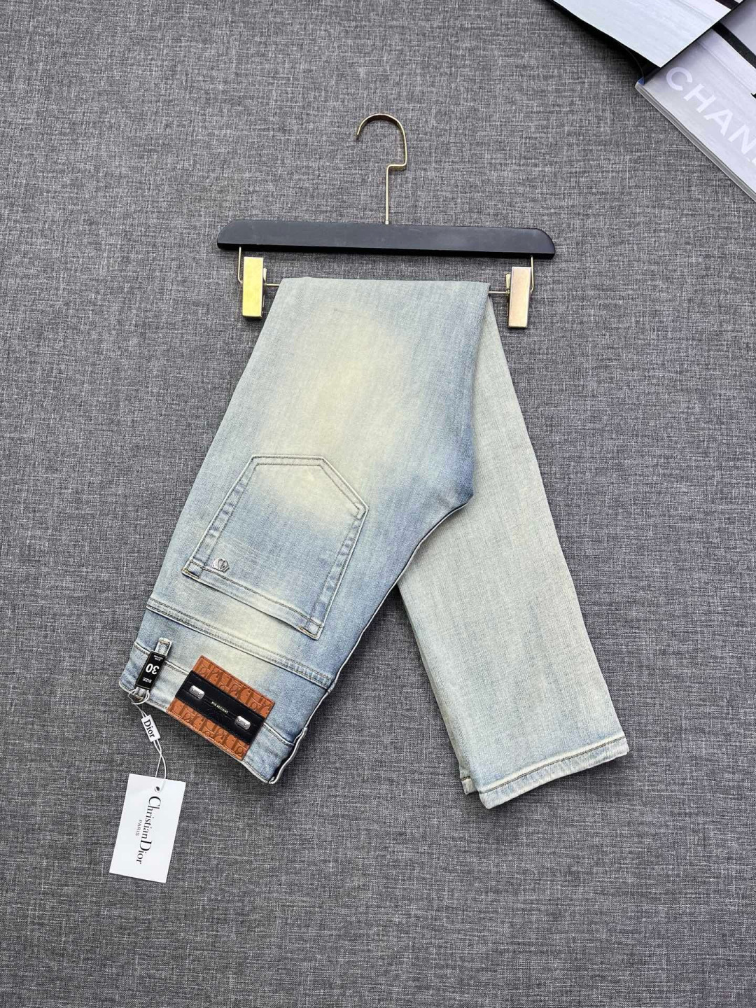 Dior 迪奥家新款牛仔裤 高档大气，富有时尚元素  原单牛仔裤 百年奢侈品牌，极具英国传统高贵的设计风格，赢取无数人的