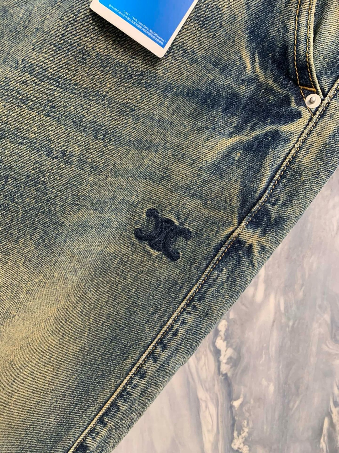 CE同款早秋重磅水洗蓝弯刀牛仔裤时尚界的潮流更迭不息，但总有一些单品能跨越时间，成为经典的代名词。这款与CE柜台同步发售