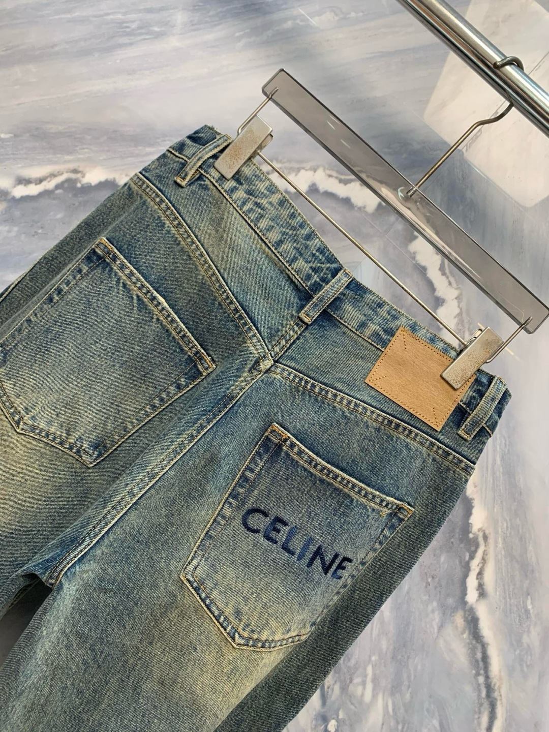 CE同款早秋重磅水洗蓝弯刀牛仔裤时尚界的潮流更迭不息，但总有一些单品能跨越时间，成为经典的代名词。这款与CE柜台同步发售