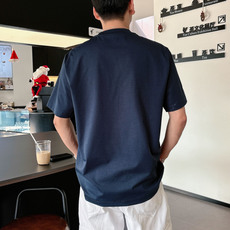 CD2026春夏新款高端休闲短袖T恤 胸口品牌logo皮标压印 时尚潮流 上身就知道是顶级牛货。略宽松版型,低调气质单品 CD2026春夏新款高端休闲短袖T恤 胸口品牌logo皮标压印 时尚潮流 上身就知道是顶级牛货。略宽松版型,低调气质单品