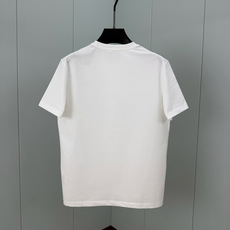 Hermès.爱马仕 SS26春夏新品H’Cheval皮革徽标短袖T恤,正面胸前饰棕色“H”+马形状皮革细节设计,极简低 Hermès.爱马仕 SS26春夏新品H’Cheval皮革徽标短袖T恤,正面胸前饰棕色“H”+马形状皮革细节设计,极简低