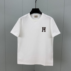 Hermès.爱马仕 SS26春夏新品H’Cheval皮革徽标短袖T恤,正面胸前饰棕色“H”+马形状皮革细节设计,极简低 Hermès.爱马仕 SS26春夏新品H’Cheval皮革徽标短袖T恤,正面胸前饰棕色“H”+马形状皮革细节设计,极简低