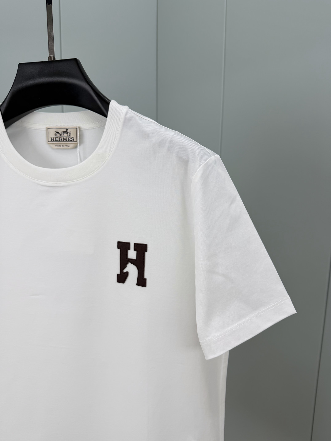 Hermès.爱马仕 SS26春夏新品H’Cheval皮革徽标短袖T恤,正面胸前饰棕色“H”+马形状皮革细节设计,极简低 Hermès.爱马仕 SS26春夏新品H’Cheval皮革徽标短袖T恤,正面胸前饰棕色“H”+马形状皮革细节设计,极简低