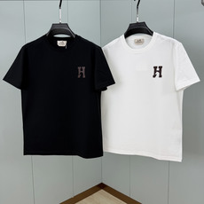 Hermès.爱马仕 SS26春夏新品H’Cheval皮革徽标短袖T恤,正面胸前饰棕色“H”+马形状皮革细节设计,极简低 Hermès.爱马仕 SS26春夏新品H’Cheval皮革徽标短袖T恤,正面胸前饰棕色“H”+马形状皮革细节设计,极简低