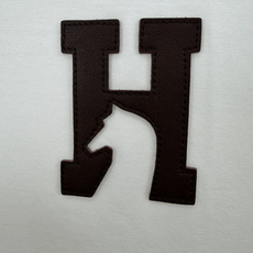 Hermès.爱马仕 SS26春夏新品H’Cheval皮革徽标短袖T恤,正面胸前饰棕色“H”+马形状皮革细节设计,极简低 Hermès.爱马仕 SS26春夏新品H’Cheval皮革徽标短袖T恤,正面胸前饰棕色“H”+马形状皮革细节设计,极简低