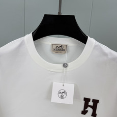 Hermès.爱马仕 SS26春夏新品H’Cheval皮革徽标短袖T恤,正面胸前饰棕色“H”+马形状皮革细节设计,极简低 Hermès.爱马仕 SS26春夏新品H’Cheval皮革徽标短袖T恤,正面胸前饰棕色“H”+马形状皮革细节设计,极简低