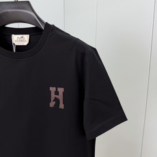 Hermès.爱马仕 SS26春夏新品H’Cheval皮革徽标短袖T恤,正面胸前饰棕色“H”+马形状皮革细节设计,极简低 Hermès.爱马仕 SS26春夏新品H’Cheval皮革徽标短袖T恤,正面胸前饰棕色“H”+马形状皮革细节设计,极简低