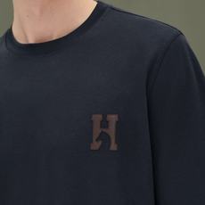 Hermès.爱马仕 SS26春夏新品H’Cheval皮革徽标短袖T恤,正面胸前饰棕色“H”+马形状皮革细节设计,极简低 Hermès.爱马仕 SS26春夏新品H’Cheval皮革徽标短袖T恤,正面胸前饰棕色“H”+马形状皮革细节设计,极简低