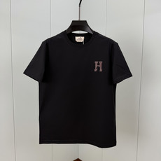 Hermès.爱马仕 SS26春夏新品H’Cheval皮革徽标短袖T恤,正面胸前饰棕色“H”+马形状皮革细节设计,极简低 Hermès.爱马仕 SS26春夏新品H’Cheval皮革徽标短袖T恤,正面胸前饰棕色“H”+马形状皮革细节设计,极简低