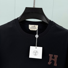 Hermès.爱马仕 SS26春夏新品H’Cheval皮革徽标短袖T恤,正面胸前饰棕色“H”+马形状皮革细节设计,极简低 Hermès.爱马仕 SS26春夏新品H’Cheval皮革徽标短袖T恤,正面胸前饰棕色“H”+马形状皮革细节设计,极简低