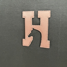 Hermès.爱马仕 SS26春夏新品H’Cheval皮革徽标短袖T恤,正面胸前饰棕色“H”+马形状皮革细节设计,极简低 Hermès.爱马仕 SS26春夏新品H’Cheval皮革徽标短袖T恤,正面胸前饰棕色“H”+马形状皮革细节设计,极简低
